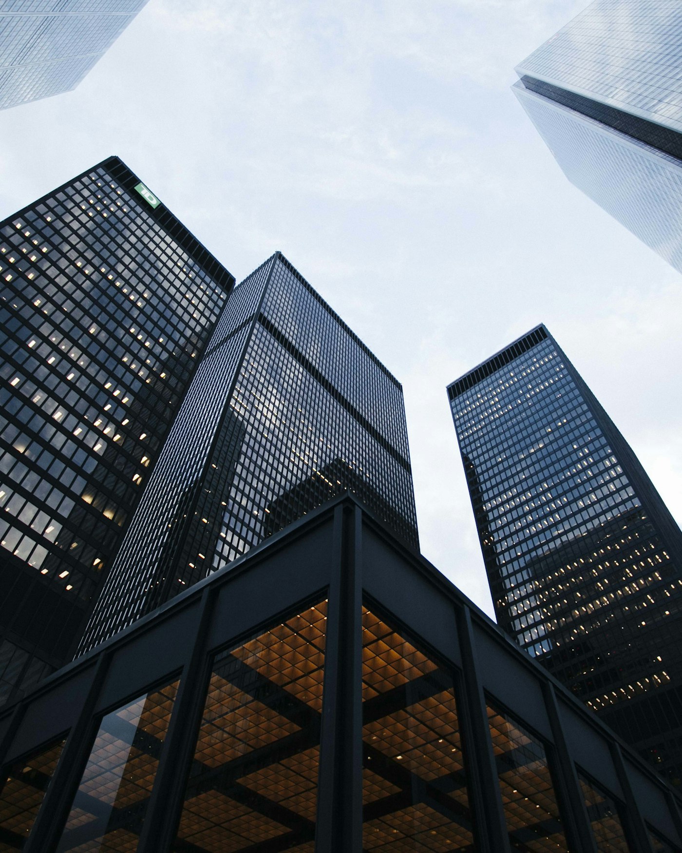 Architettura contemporanea vista dal basso verso il cielo