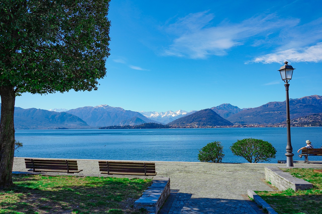 Veduta del Lago Maggiore dal lungolago di Laveno, con le montagne sullo sfondo